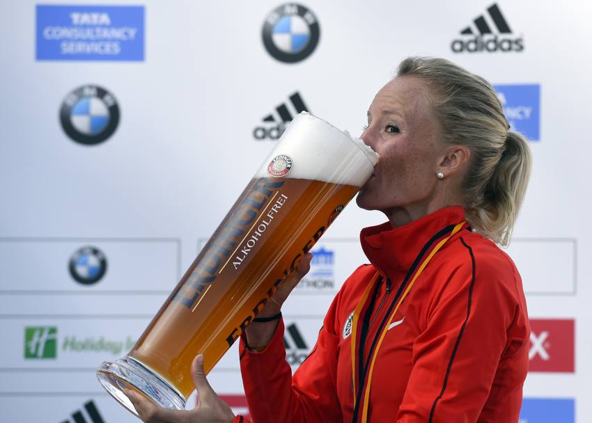 Dopo il terzo posto alla maratona di Berlino, Shalane Flanagan si concede una meritata birra (Afp)